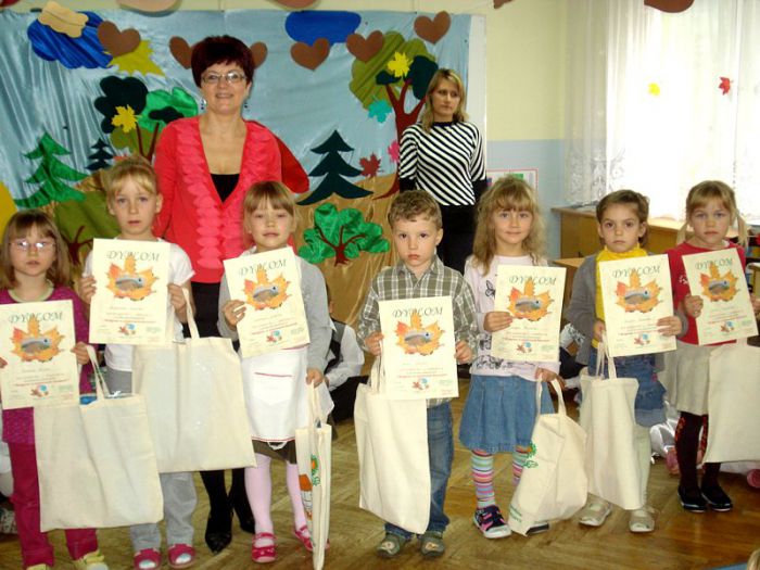 Laureaci konkursu wewnątrzprzedszkolnego Mrągowo w jesiennych barwach wraz z dyrektorem Elżbietą Połomka.